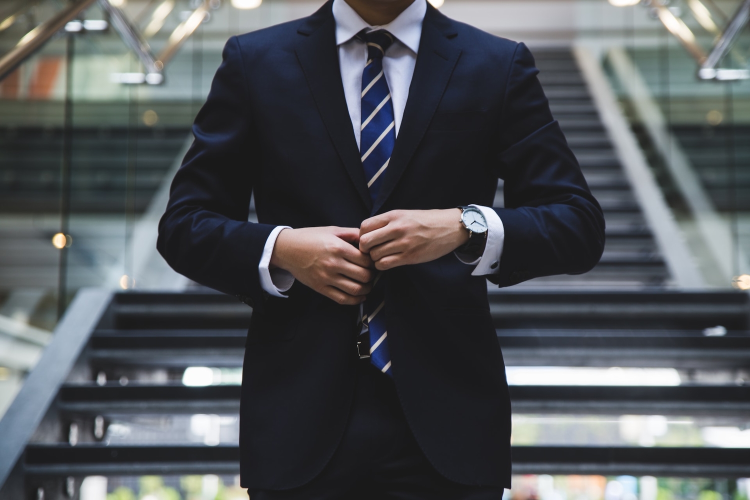 How to tie a tie?